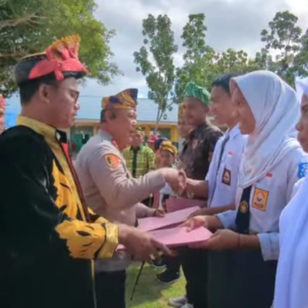 Potret Bupati Busel, H. Muhammad Adios secara simbolis menyerahkan bantuan tas dan seragam sekolah kepada 600 siswa-siswi Sekolah Dasar se-Kabupaten Buton Selatan.