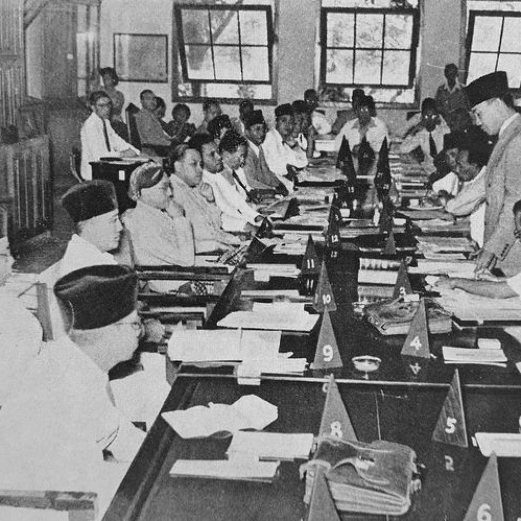 Potret delegasi Republik Indonesia yang dipimpin oleh Mohammad Roem dan delegasi Belanda yang dipimpin oleh Herman van Roijen saat perundingan yang melahirkan kesepakatan Roem Royen tahun 1949